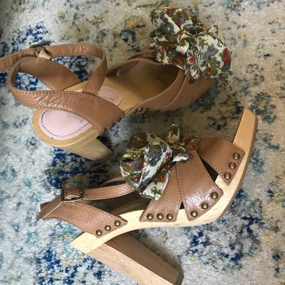Crown Vintage Wood Floral Bow Heels